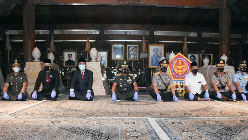 Ziarah ke Makam Soeharto, Pangdam Diponegoro: Beliau Orang yang Berjasa pada RI dan TNI