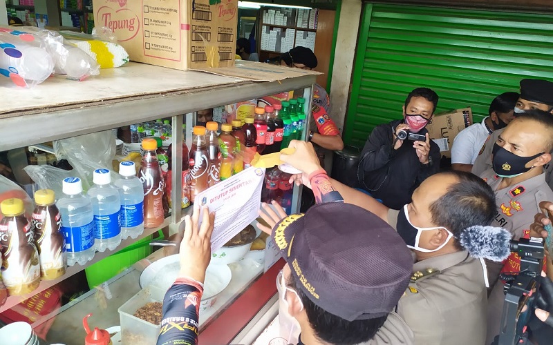 Langgar PSBB, 2 Toko Obat dan 2 Rumah Makan di Pasar Pramuka Ditutup