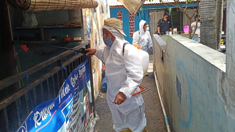Baja Perindo Semprotkan Disinfektan di Matraman Jakarta Timur