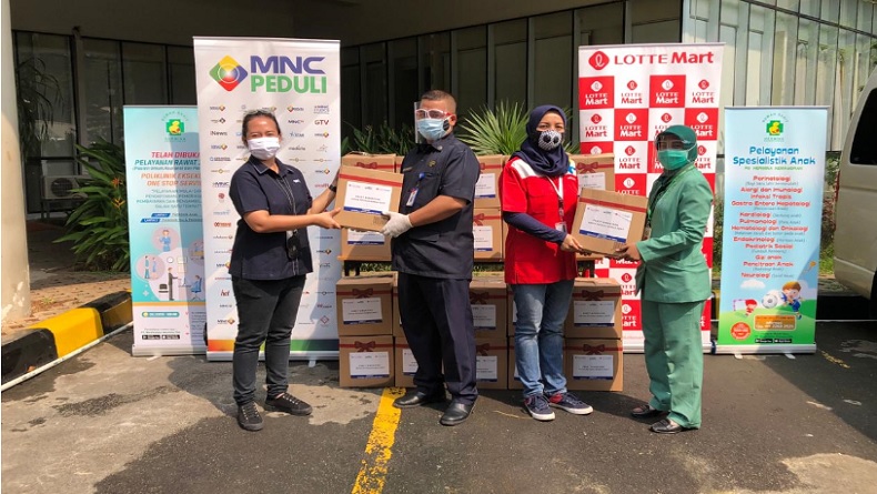 MNC Peduli dan Lotte Mart Bagikan Bingkisan untuk Petugas RS Hermina Kemayoran