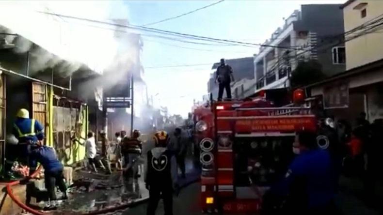 3 Ruko di Makassar Terbakar, 9 Unit Mobil Damkar Dikerahkan