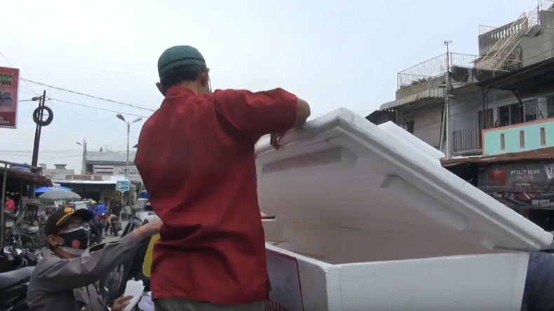 Polisi di Medan Hukum Warga Tak Bermasker Lihat Replika Jenazah Pasien Covid-19
