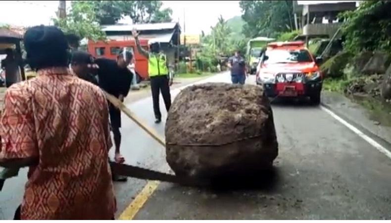 Batu Gunung Jatuh dari Bukit Karo, Jalan Padang Menuju Painan Macet
