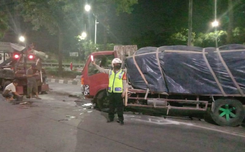 Truk Tabrak Pembatas Busway di Depan Mapolres Jakarta Barat Minggu Pagi