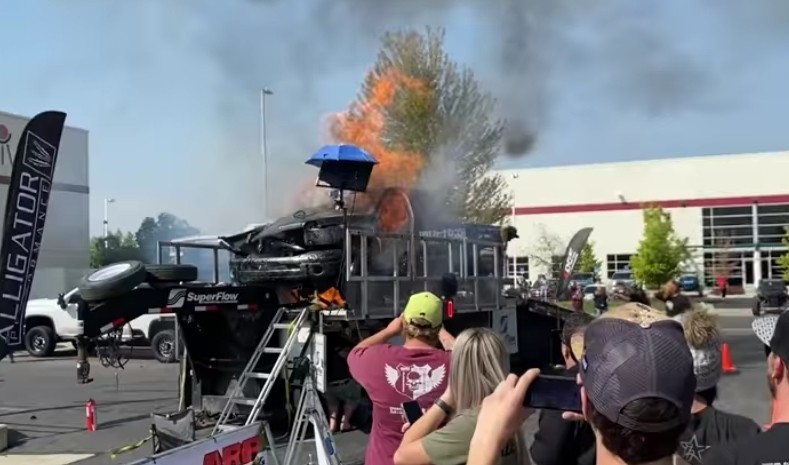 Mobil Truk Pikap Tiba-Tiba Meledak saat Unjuk Kekuatan