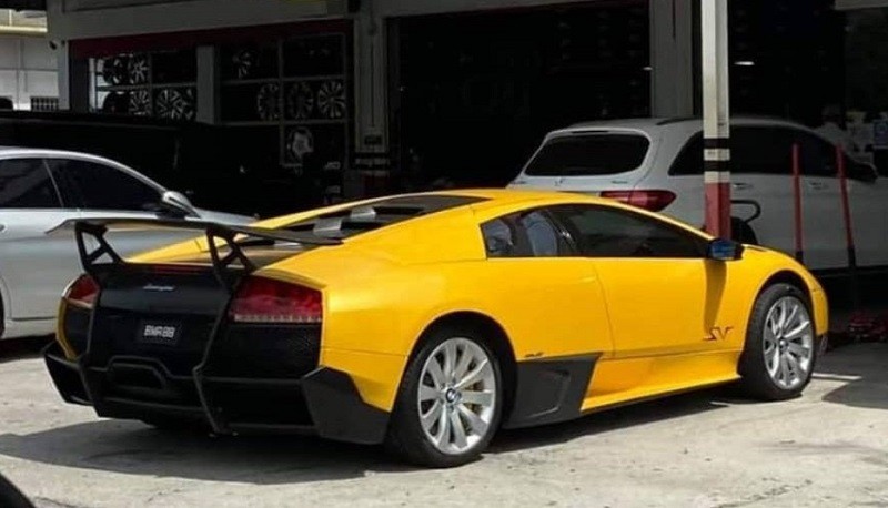 Bikin Ngakak, Lamborghini Pakai Pelek BMW