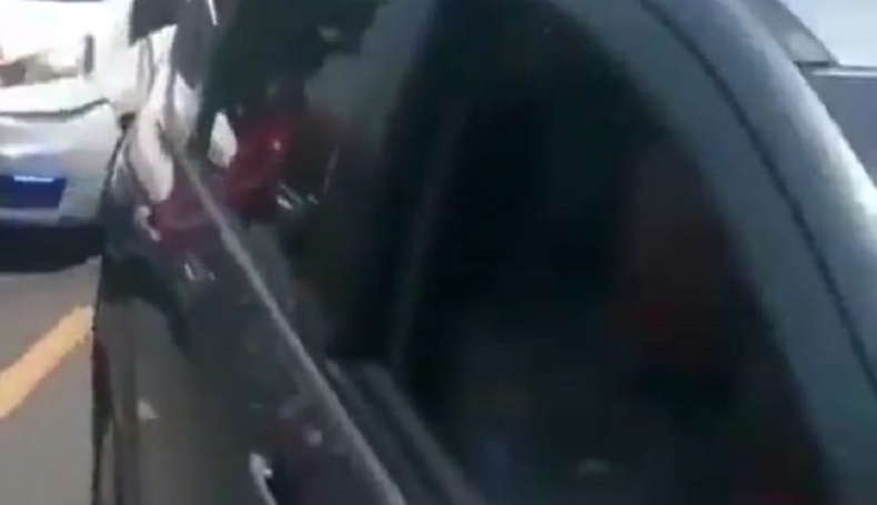 Viral Pengemudi Berbaju Mirip Satpol PP Halangi Ambulans di Bogor, Ini Klarifikasinya