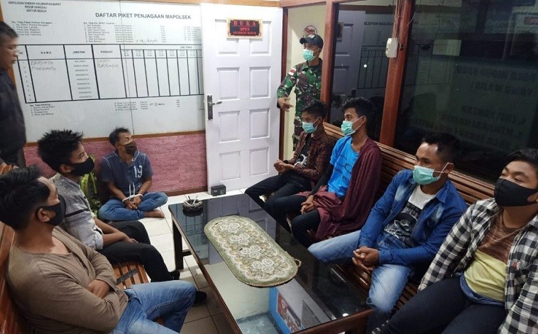 TNI Tangkap 4 TKI Ilegal di Entikong saat Akan Masuk Malaysia