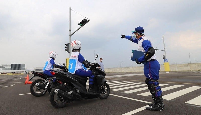 Antisipasi Kecelakaan, Kenali 120 Potensi Bahaya di Jalan Raya bagi Bikers