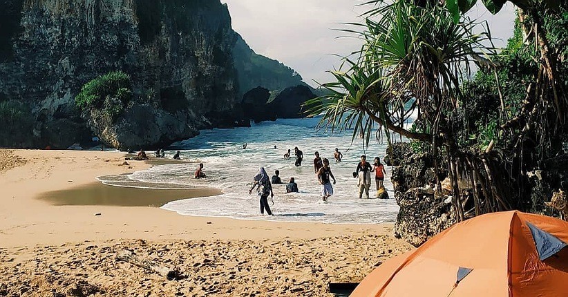 Mengintip Pesona Pantai Ngrumput di Gunungkidul, Tersembunyi di Balik Tebing