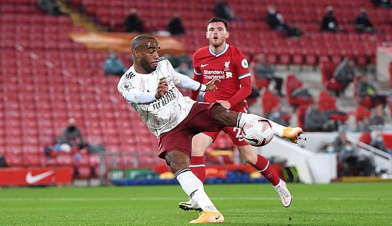Wasit Kecewa Lihat Lacazette Gagal Jebol Gawang Liverpool, Kok Bisa?