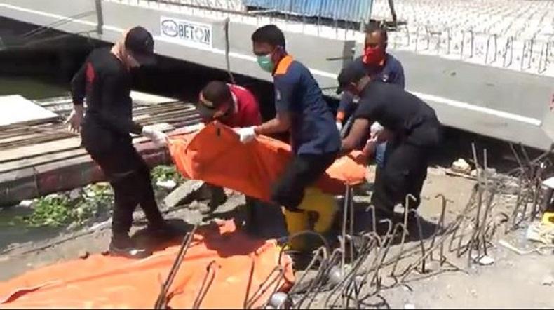 Mayat Pria Mengambang di Sungai Jagir Surabaya, Tas Korban Berisi Batu Paving Block