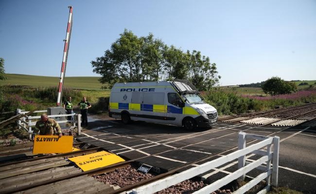 Berjarak 1,8 Meter dari Maut, Anjing Selamatkan Majikannya dari Hantaman Kereta