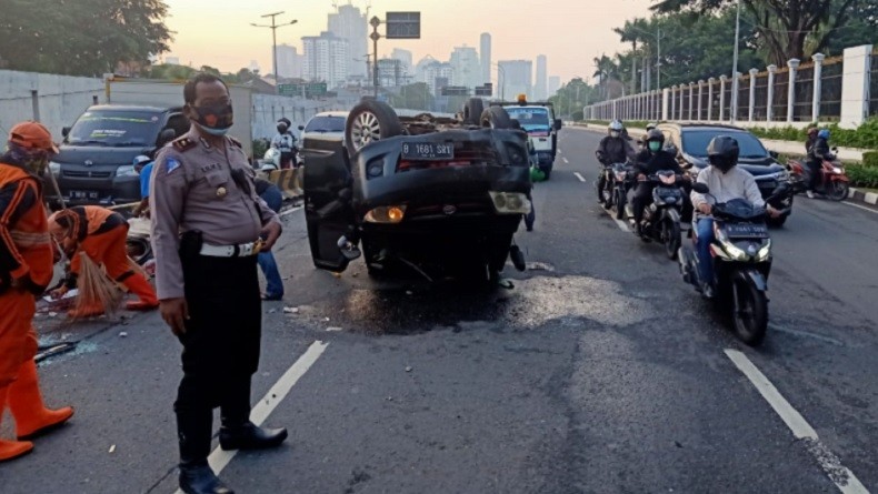 Polisi : Kecelakaan di Depan Gedung DPR karena Pengemudi Kantuk