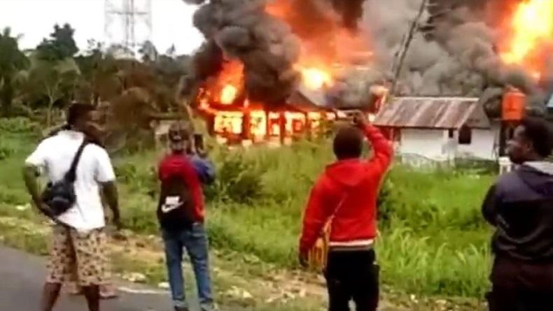 Kecewa dengan Hasil CPNS, Ratusan Warga Mengamuk Bakar Kantor Disnaker Keerom
