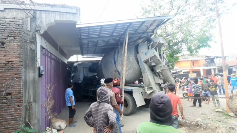 Truk Tabrak Rumah Warga di Pinrang, Seorang Bocah Selamat Berada di Kolong Mobil