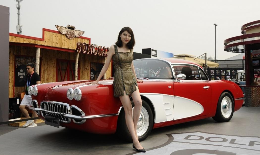 China Bikin Mobil Listrik Plug-In Hybrid Berdesain Jadul Mirip Corvette C1 1958