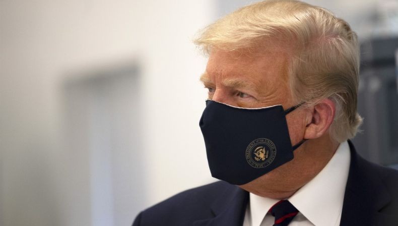 Sempat Protes, Donald Trump Akhirnya Teken Paket Stimulus Covid-19 Rp12.600 Triliun