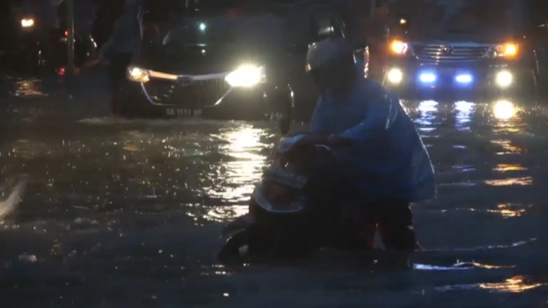 Vila Nusa Indah Bekasi Terendam Banjir Hampir 2 Meter, Warga Dievakuasi