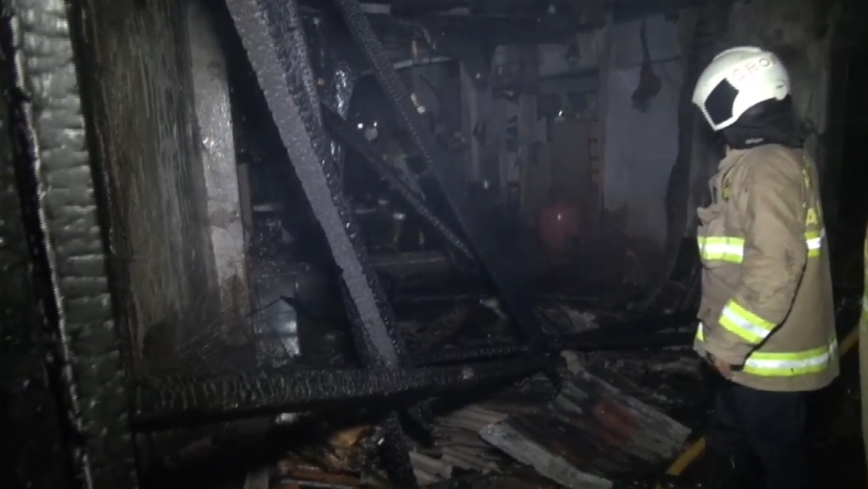 Diduga Korsleting Listrik, Warung Makan di Tanjung Duren Terbakar