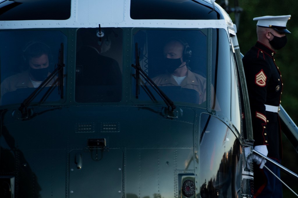 Donald Trump Diterbangkan ke Rumah Sakit Militer dengan Helikopter