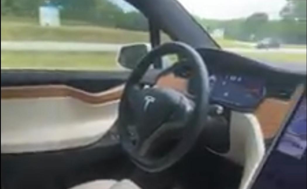 Pengemudi Tesla Ini Nekat Pindah ke Kursi Penumpang Rekam Mobil Berkendara Sendiri
