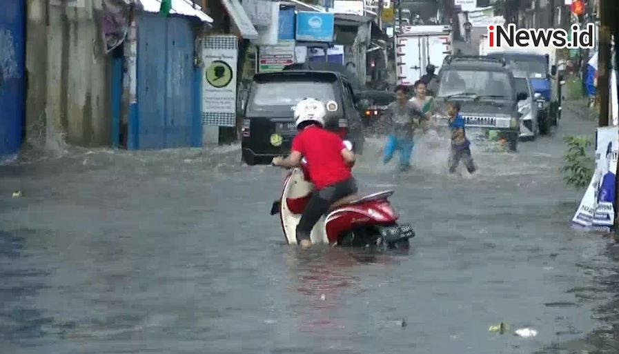 Jakarta Diguyur Hujan Deras, BPBD Sebut Dua RT Tergenang