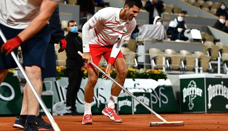 Roland Garros Diguyur Hujan, Novak Djokovic Ikut Kerja Bakti Keringkan Lapangan