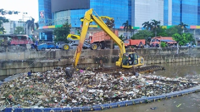 Robot Pembersih Sampah Dikerahkan di Kali Jakarta Barat