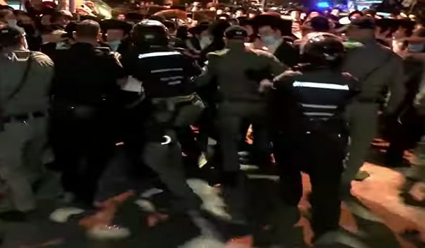 Kerusuhan Pecah Saat Polisi Bubarkan Ibadah Warga Yahudi Penentang Kebijakan Lockdown