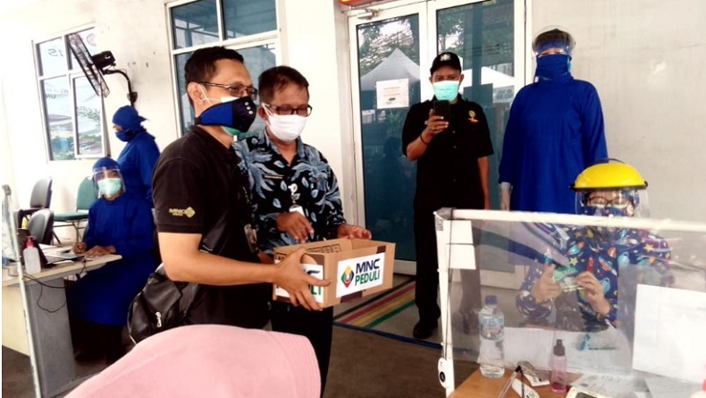 MNC Peduli Berikan Makanan-Minuman Ringan kepada Puskesmas Senen dan Matraman