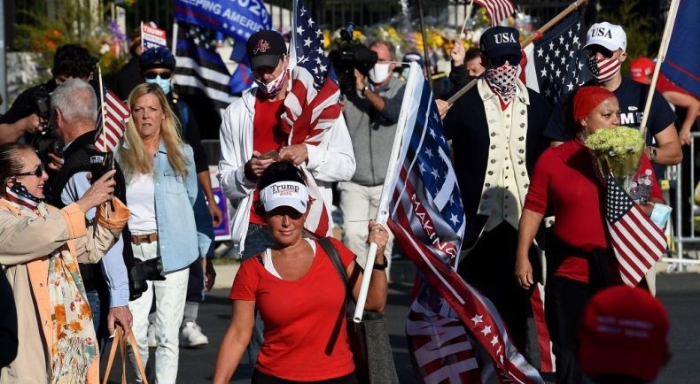 Kisah Pendukung yang Rela Menunggu Kepulangan Donald Trump dari RS