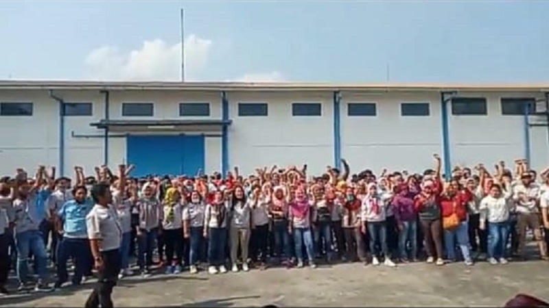 Tolak Omnibus Law, Ratusan Buruh di Mojokerto Gelar Aksi Mogok Kerja
