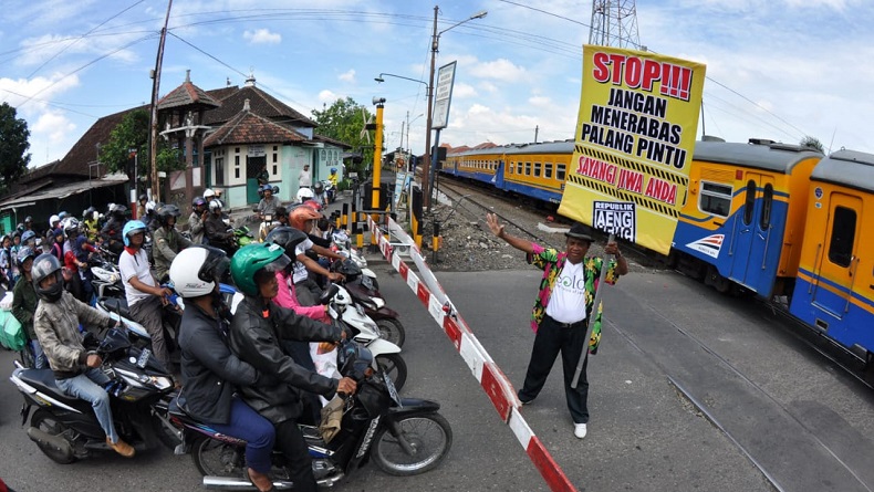 Truk Longbed Nyangkut di Rel Kereta Api Kawasan Wonosari Klaten