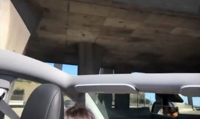 Gawat, Atap Mobil Listrik Tesla Model Y Terlepas saat Dikendarai di Jalan Tol