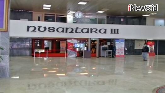 DPR Semprot Disinfektan Mandiri usai 18 Anggota Positif Covid-19