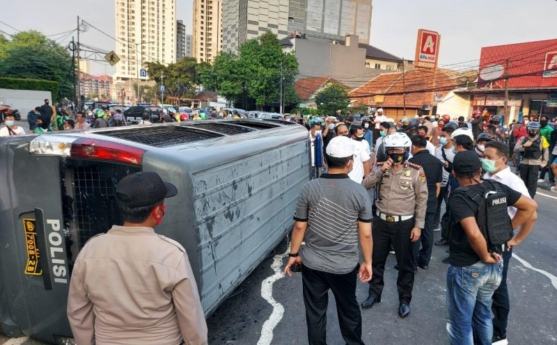Pendemo UU Cipta Kerja Gulingkan Mobil Tahanan Polisi di Pejompongan