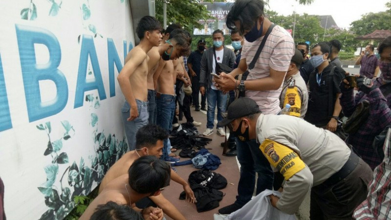 70 Pelajar Diamankan saat Unjuk Rasa UU Cipta Kerja di Palembang 