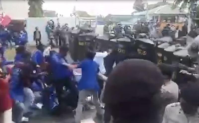 Demo UU Ciptaker, Mahasiswa dan Polisi Bentrok di Cikarang