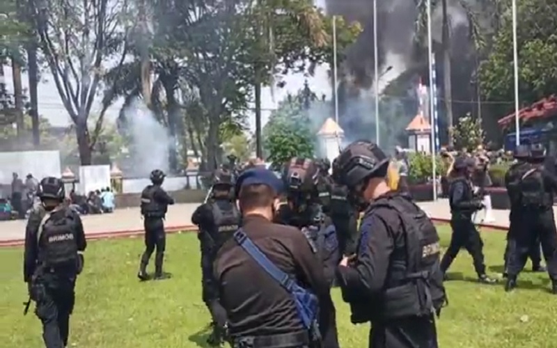 Demo Tolak UU Cipta Kerja Rusuh, Kapolres Pekalongan Kota Kena Lemparan Batu