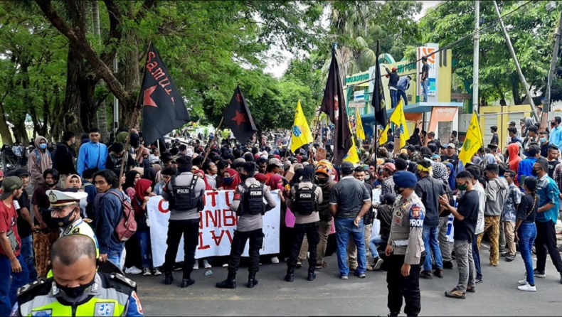 Protes Pengesahan UU Omnibus Law, Ribuan Mahasiswa di Ternate Blokade Jalan dan Bakar Ban Bekas