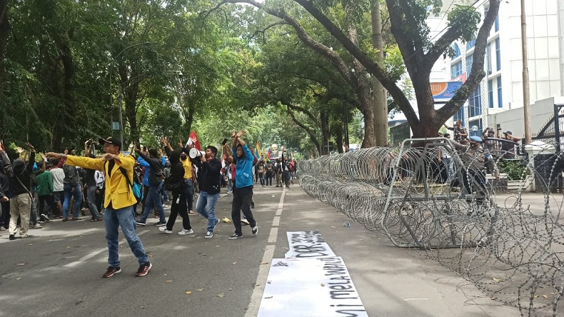 Demo Tolak Omnibus Law di DPRD Sumut Ricuh, Massa Lempari Polisi