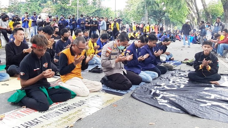 Damai, Mahasiswa dan Kapolresta Banjarmasin Salat Bersama saat Demo Tolak Omnibus Law