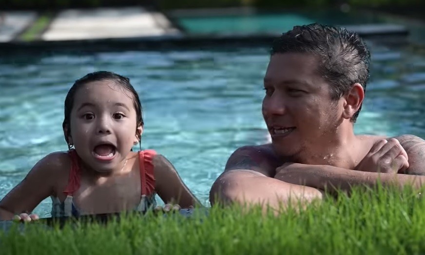 Serunya Liburan ke Pulau Dewata, Gading Marten Saksikan Sunset di Pantai Bersama Gempita