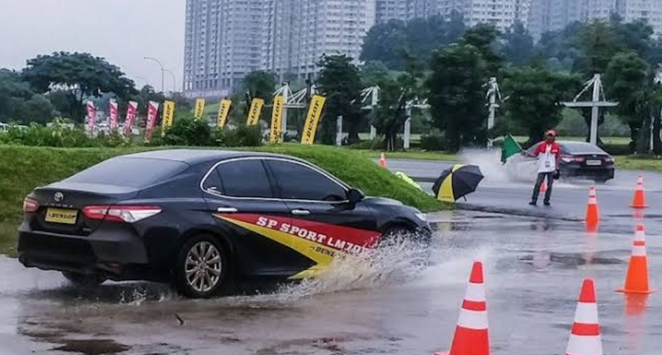 3 Kondisi Ban Berbahaya jika Digunakan di Musim Hujan