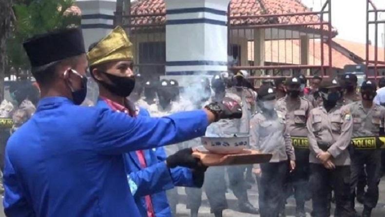 Demo Tolak UU Cipta Kerja, Mahasiswa Bakar Kemenyan di Depan Gedung DPRD Sampang