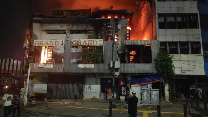 Bioskop Senen Dibakar, 125 Personel Damkar Kesulitan Padamkan Api