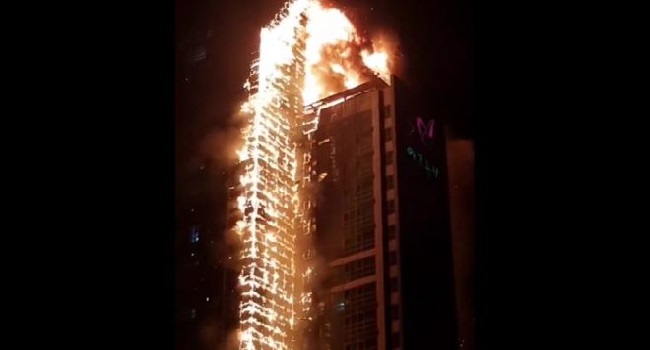 Apartemen 33 Lantai Terbakar Hebat, Pemadam Cari Penghuni yang Terjebak
