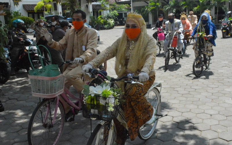 Pasangan Pengantin Ini Keliling Kotagede usai Nikah dengan Maskawin 264 Lembar Masker