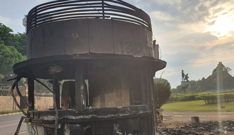 Enam Pos Polisi Milik Polres Jakarta Pusat Rusak Dibakar Massa Aksi